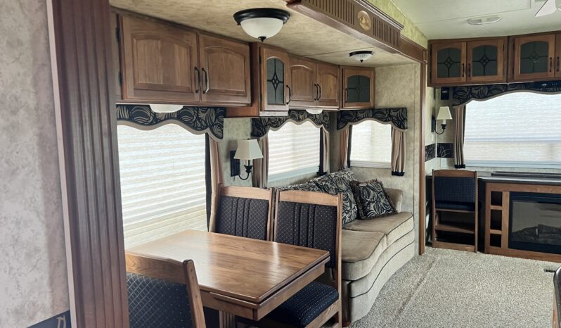 
								2011 Keystone Montana 3665RE full									