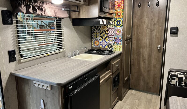 
								2018 Dutchmen Coleman Lantern LT 17FQ full									