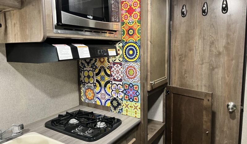 
								2018 Dutchmen Coleman Lantern LT 17FQ full									