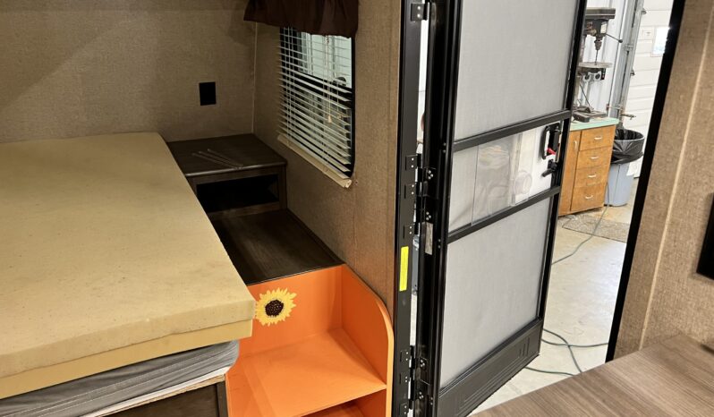 
								2018 Dutchmen Coleman Lantern LT 17FQ full									