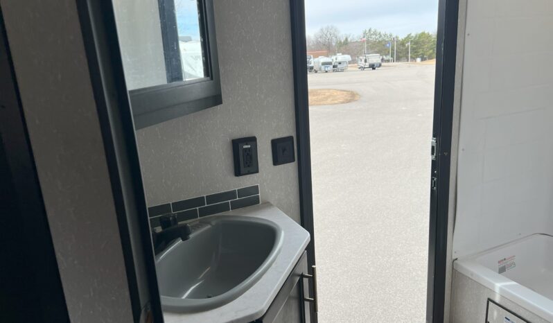 
								2021 Cherokee Grey Wolf 26DBH full									