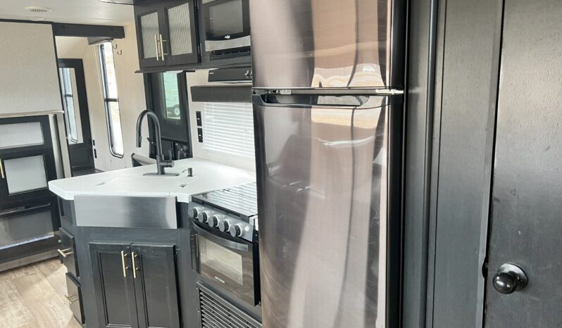 
								2021 Cherokee Grey Wolf 26DBH full									