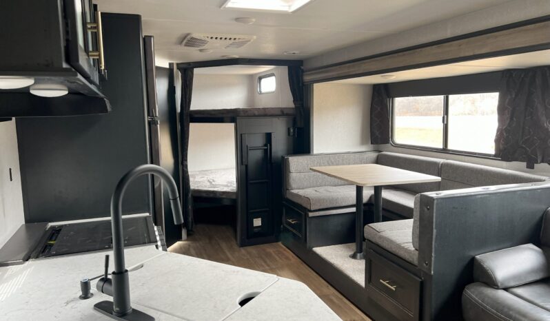 
								2021 Cherokee Grey Wolf 26DBH full									