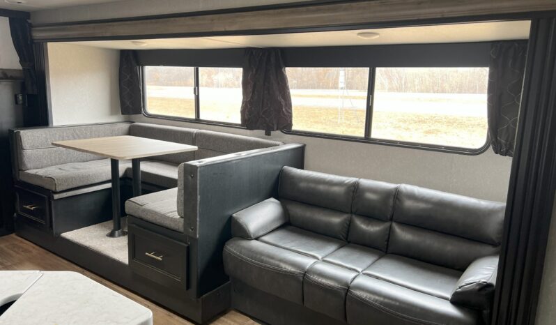 
								2021 Cherokee Grey Wolf 26DBH full									
