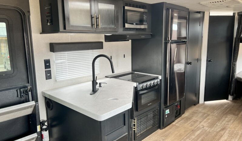 
								2021 Cherokee Grey Wolf 26DBH full									