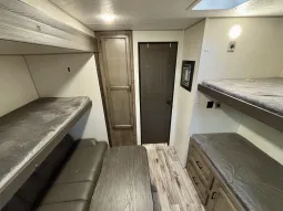 
										2022 Venture Sporttrek 332VBH full									