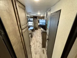 
										2022 Venture Sporttrek 332VBH full									