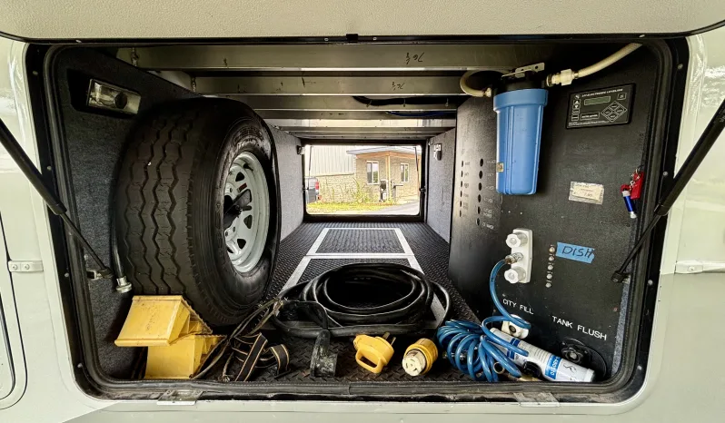 
								2013 Dynamax Trilogy 3650RL full									