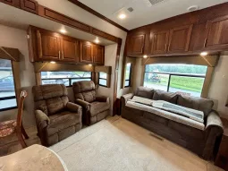 
										2013 Dynamax Trilogy 3650RL full									