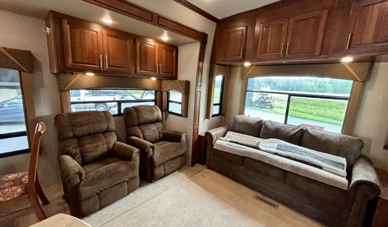 
								2013 Dynamax Trilogy 3650RL full									