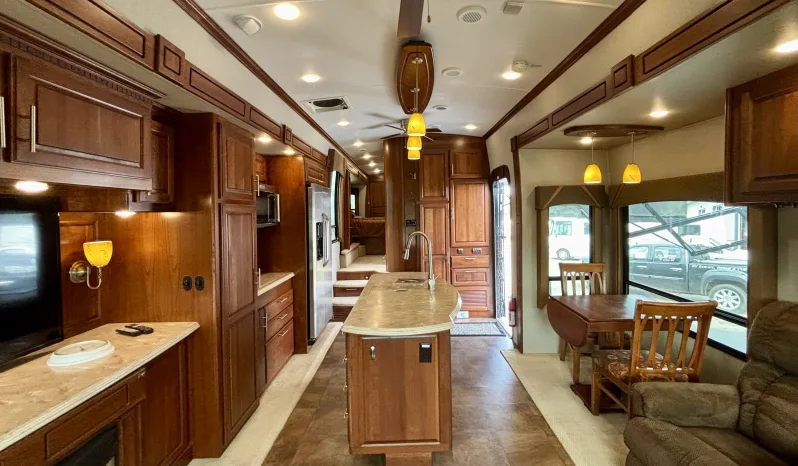 
								2013 Dynamax Trilogy 3650RL full									