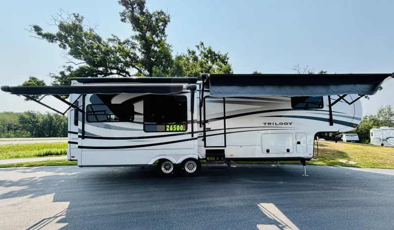 
								2013 Dynamax Trilogy 3650RL full									
