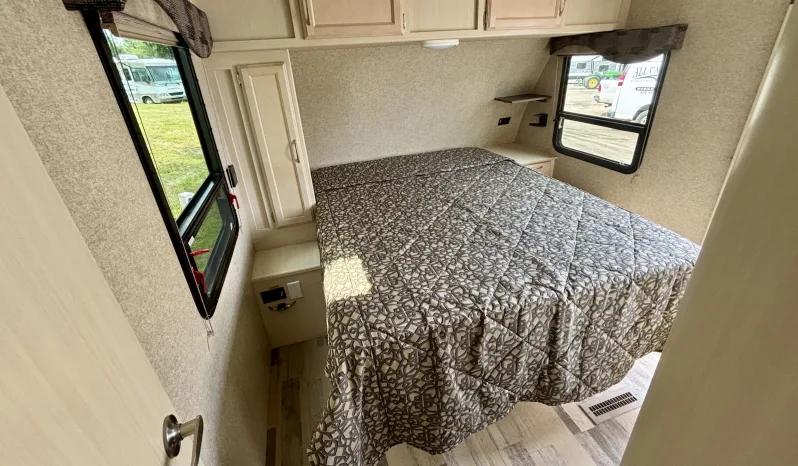 
								2018 Winnebango Minnie 2401RG full									