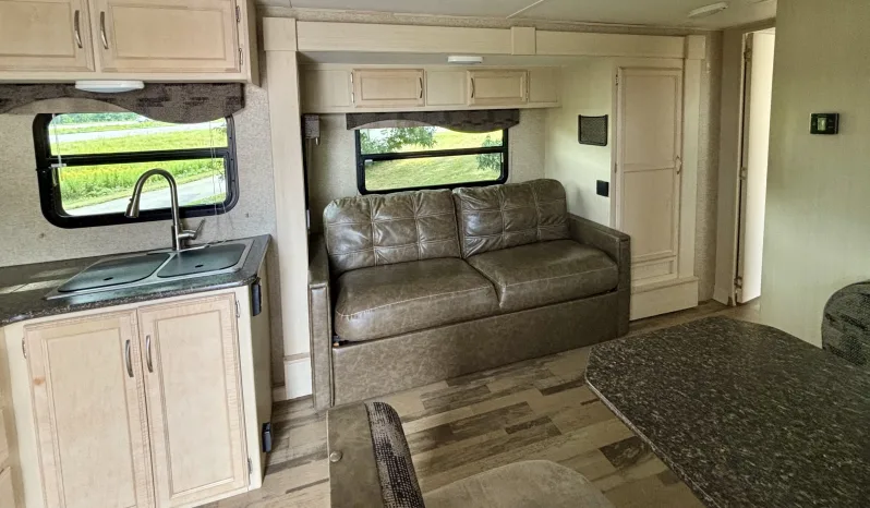 
								2018 Winnebango Minnie 2401RG full									