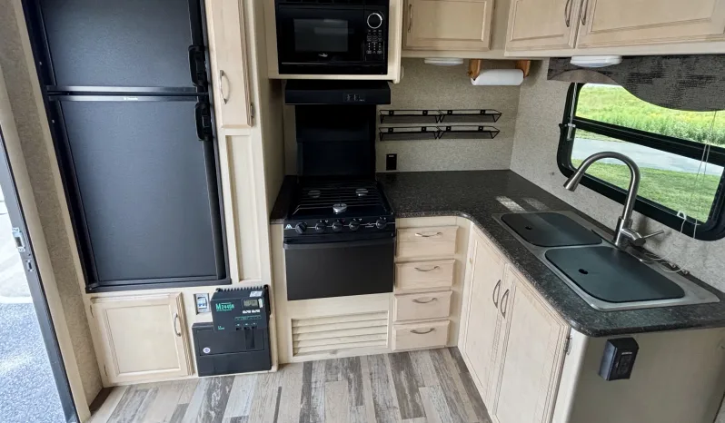 
								2018 Winnebango Minnie 2401RG full									