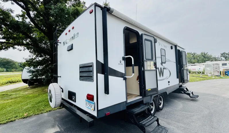 
								2018 Winnebango Minnie 2401RG full									